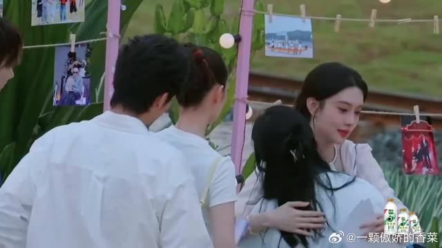 孟子义跟所有人微笑拥抱，唯有抱汪苏泷时，瞬间哭到哽咽