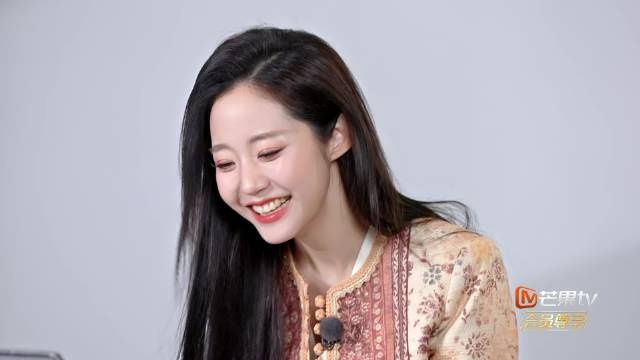 张泉灵转赠王珞丹祝福予万千惠，传递舞台勇气与热爱