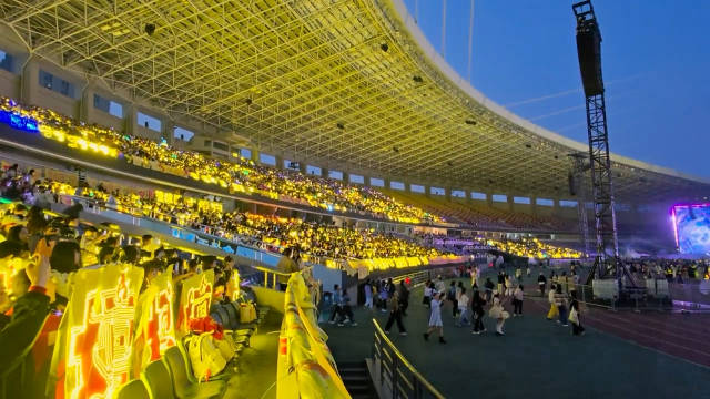 今晚的巅峰之夜是一片黄海！基本都是檀健次刘宇宁家的灯牌