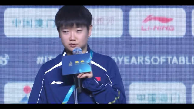 莎莎挂参赛证方式引关注