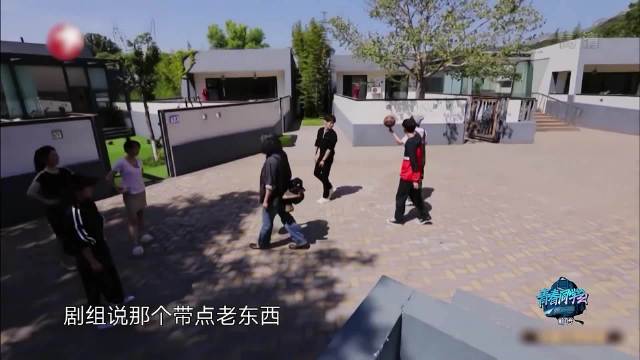 中戏96班同学聚会，陈明昊就拿两袋方便面，梅婷胡静气的直骂！