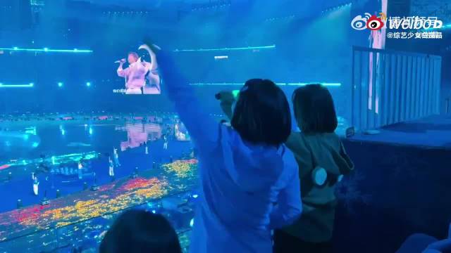 谢娜秦岚杜华与孙一文等奥运健儿现身张杰演唱会