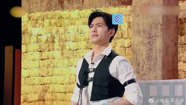 杨洋挑战翻高墙，王楚然直呼最高的，这也太夸张了！