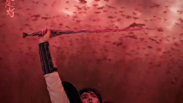 陈飞宇白日提灯沐浴戏伤痕引关注，热巴眼神戏张力十足