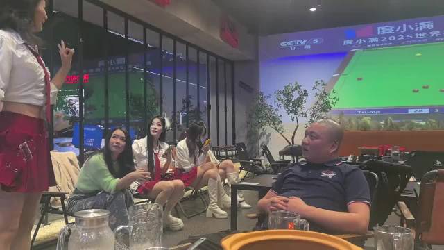 大哥炽热的眼神里，全是对艺术追求的渴望！