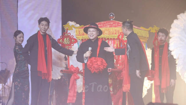 等着我们孙老师返场呢 出来了黄晓明