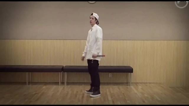 王一博出道前英文rap曝光，巴黎时装周全程英文交流