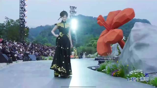 祝绪丹见朋友捂嘴小跑眼神灵动