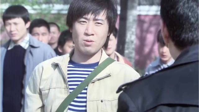 男人每次打架都会亮出自己的大砍刀，却没想到遇到一个愣头青