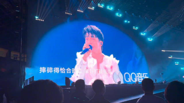 周深超级巅峰之夜连唱三曲，情感切换丝滑震撼全场