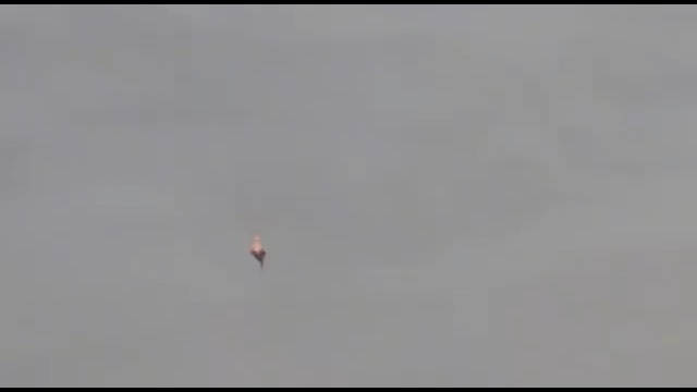 在沙特的中国工人拍到“空中小摩托被击落掉下来”