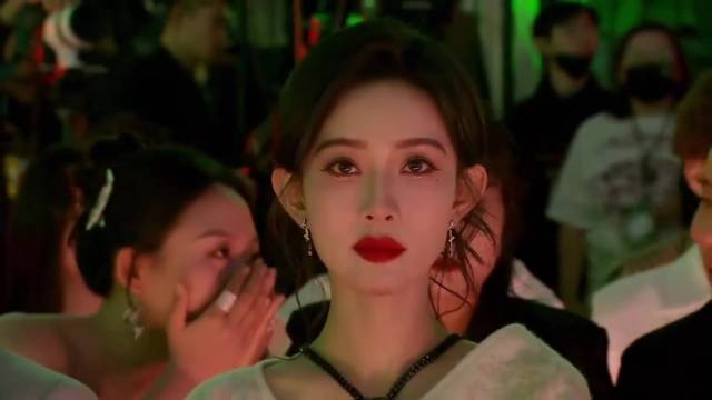 本以为孟子义已算是国色，谁料镜头转到李沁，简直惊为天人