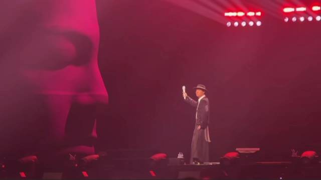 陈小春演唱会应采儿抢镜，全场找采儿甜度超标