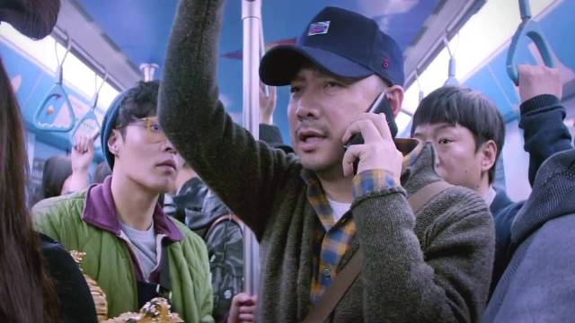 两兄弟地铁上吹牛，被隔壁大哥一句话吓懵