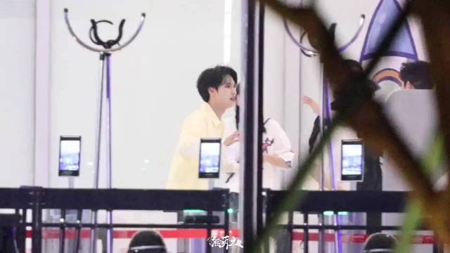 严浩翔奔跑吧撕名牌表现亮眼