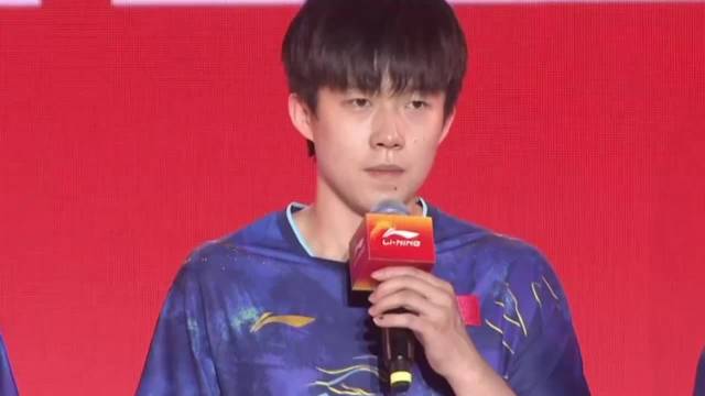 得亏哥视力好，不然提词器都看不清楚