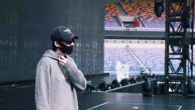 也不知道老大牙好没好 感觉有点肿 抱抱宁宝