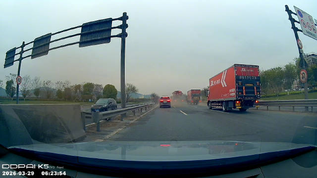 高速三车并行致团灭惨剧，大货车爆胎酿祸