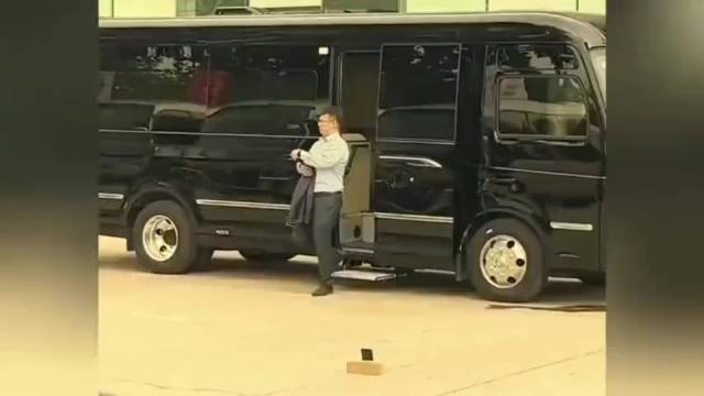 男子用手机拍自己成功人士下豪车装逼视频，没拍完手机就没了！