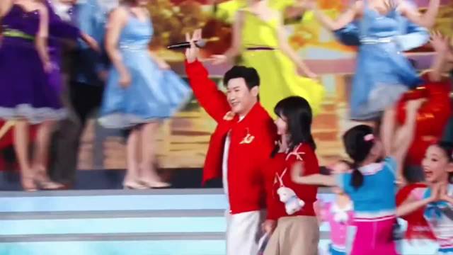 陆毅鲍蕾携爱女贝儿小叶子同台献唱春满人民城