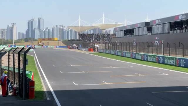 F1赛事现场引擎轰鸣引燃激情
