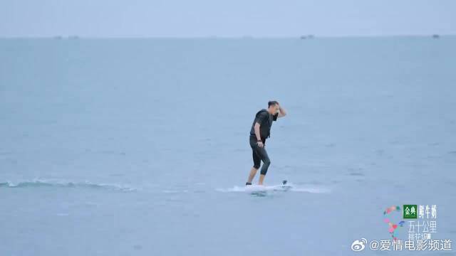 王鹤棣冲浪掉海里，他是怎么做到在水里一丝挣扎都没有的