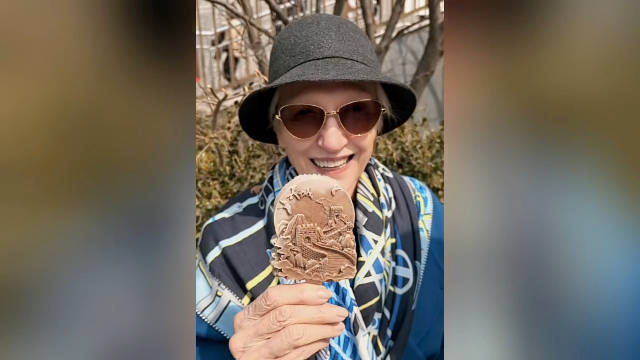 马斯克母亲长城持文创雪糕合影，赞叹防御工事令人惊叹