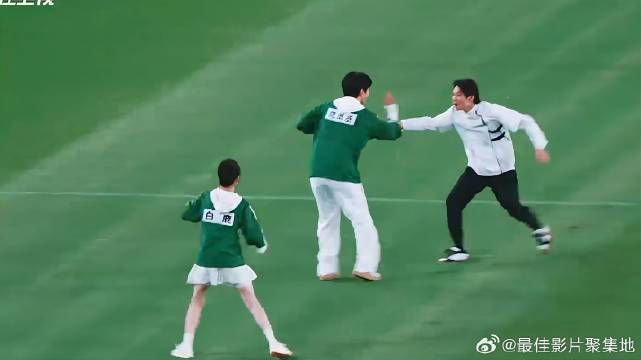 大勋和范丞丞两个显眼包 直接狂飙演技，上演一场假装撕名牌大戏