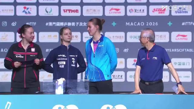 澳门世界杯抽签仪式间歇，孙颖莎、王楚钦都在低头看手机，动作还挺一致