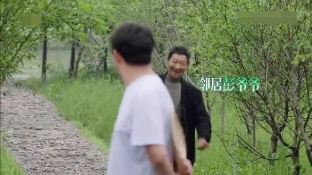 黄磊开心极了，村民送了两条大鱼，今晚又可以加餐了，哈哈黄磊