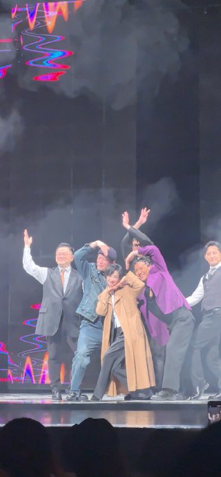 如何看待万茜这次演绎的‘静默式癫狂’表演风格，和其他演员的疯癫角色有何不同？