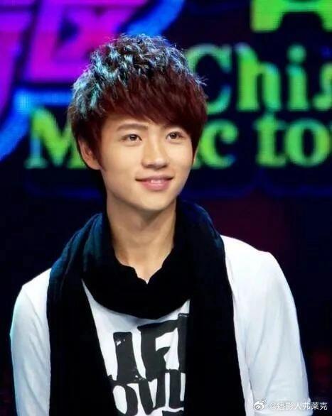 40岁魏晨红毯状态引热议！网友惊叹：简直是满40减20！