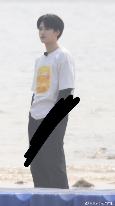 严浩翔《奔跑吧》上演三杀！竞技实力获赞，游戏礼仪引争议