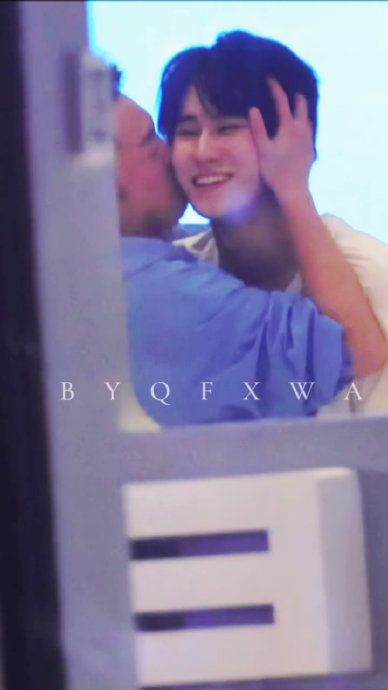 沙溢录制《奔跑吧》深情亲吻张真源脸颊，网友直呼父爱感满满