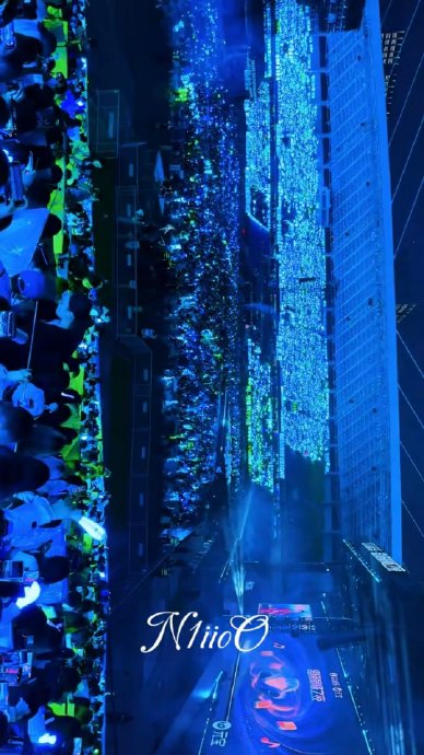 在‘QQ音乐超级巅峰之夜’上，王俊凯《无人乐园》演出引发的网络热议话题有哪些？