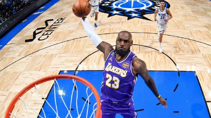 詹姆斯的职业生涯进入末期，他在湖人队的未来定位和角色会是什么？