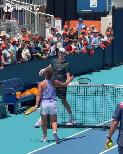 意大利网球男女单头号球员——辛纳和保利尼在迈阿密合练