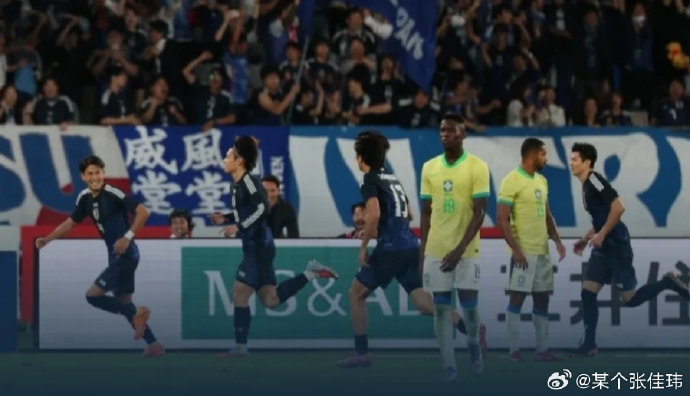 日本队主教练森保一在本场比赛中采取了哪些关键的战术调整？