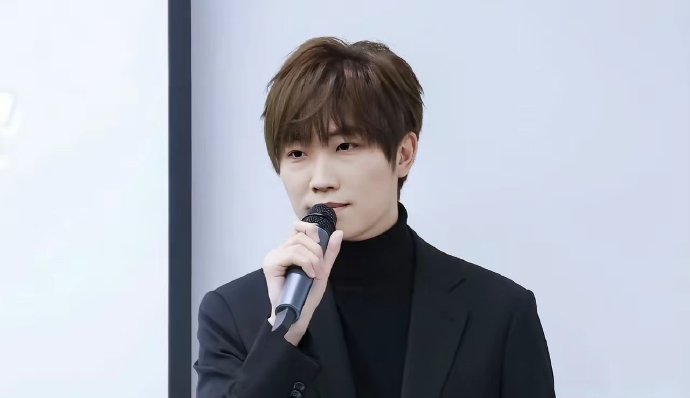 徐良在演唱会上就《后会无期》署名问题是如何向汪苏泷公开道歉的？