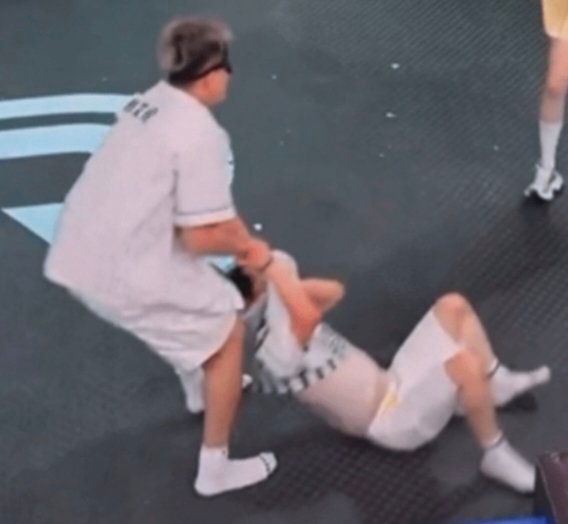 《奔跑吧》节目组通常如何处理游戏中出现的意外状况，比如衣物破损？