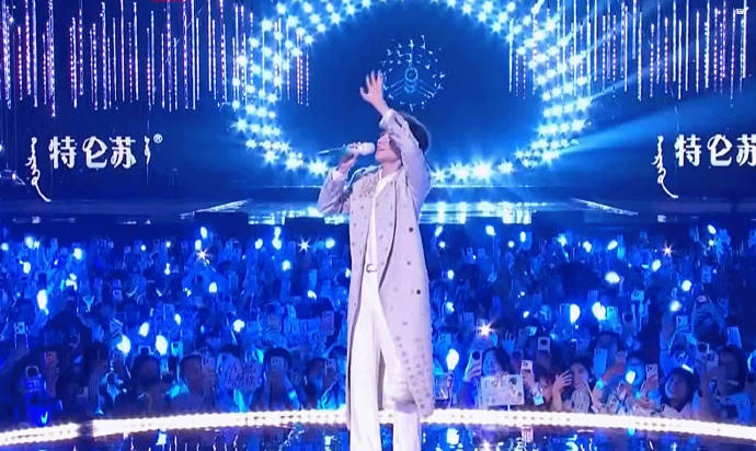 王俊凯曾做过哪些具体事情，来回应粉丝的纯粹喜爱？