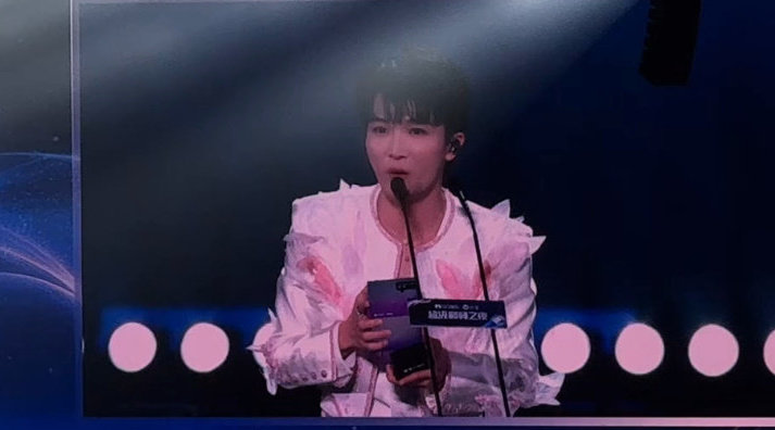恭喜周深获得QQ音乐超级巅峰之夜巅峰时代之声 好会说的深深