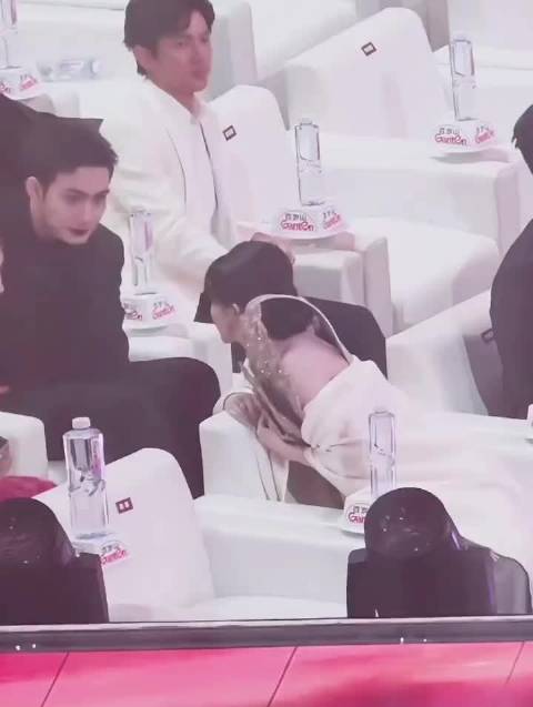 白鹿毛晓彤隔空对话张彬彬加入后秒退钟汉良静默旁观