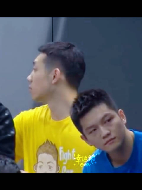 摄影师场边抓拍樊振东懵懂瞬间