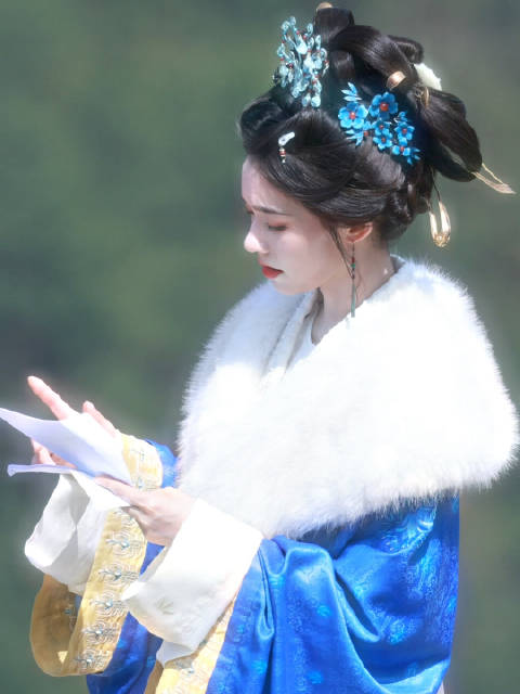 林允蓝衣白裘造型亮相，新剧归鸾温瑜角色引期待