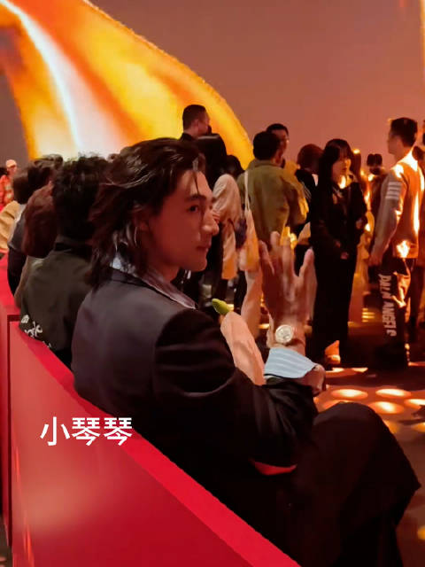 盛典开始前我们悄悄和沙沙打招呼，他回应了！全世界最好的沙沙