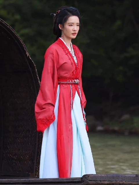 李沁红衣泛舟碧水间