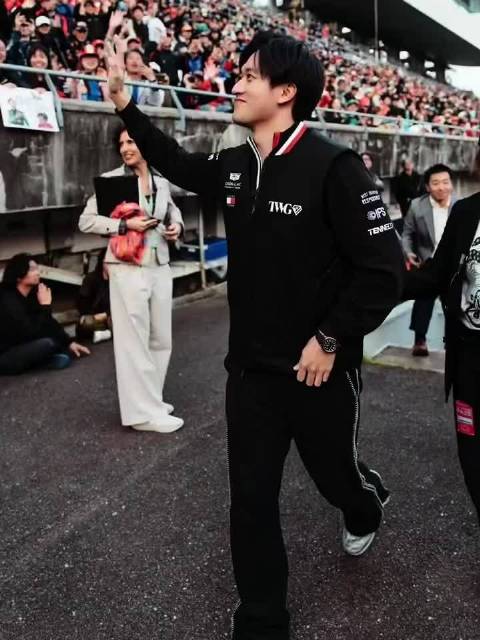 周冠宇未登场仍引海内外车迷热情围场，中国速度闪耀F1