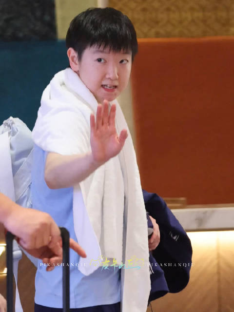 260329｜刚出炉的小豆包下训 脆生生说“再见” 小拖鞋拼色袜袜 萌萌宝宝