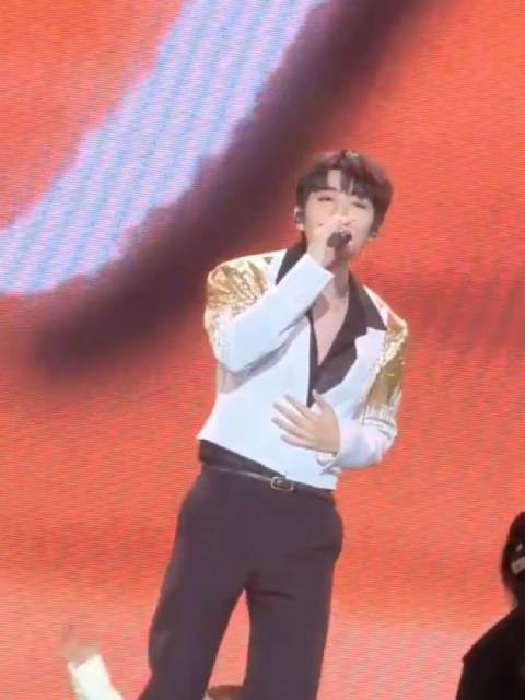 王俊凯超级巅峰之夜首唱新歌《无人乐园》